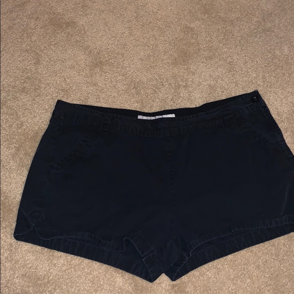Black Old Navy midrise short w/ button closure